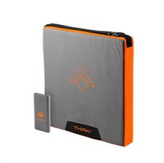 Grå och orange värmedyna med powerbank, båda med "THAW"-logotyp. Enkel geometrisk logotyp på dynan.